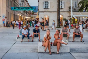 Zgodne žene, riva i 'vruća' atmosfera: Splićanke prošetale, a turisti oduševljeno gledali