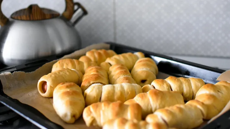 Bolje nego iz pekarnice: Recept za kiflice s hrenovkama oduševit će cijelu obitelj