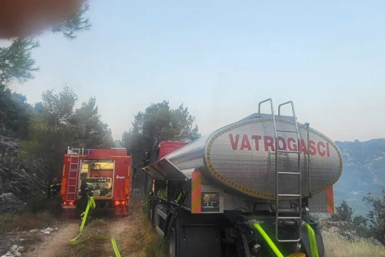 Gori na Mljetu, kanaderi zbog vjetra ne mogu ništa: 'Jedan se vratio...'