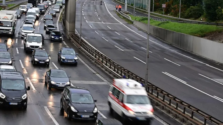 Drama na njemačkoj autocesti: Kamion s električnim autima planuo u trenu, vozač pobjegao u zadnji čas