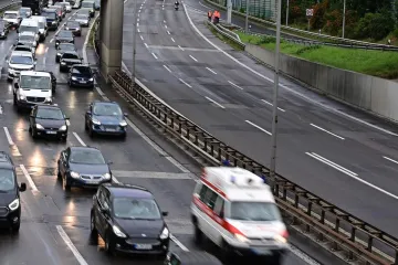 Drama na njemačkoj autocesti: Kamion s električnim autima planuo u trenu, vozač pobjegao u zadnji čas