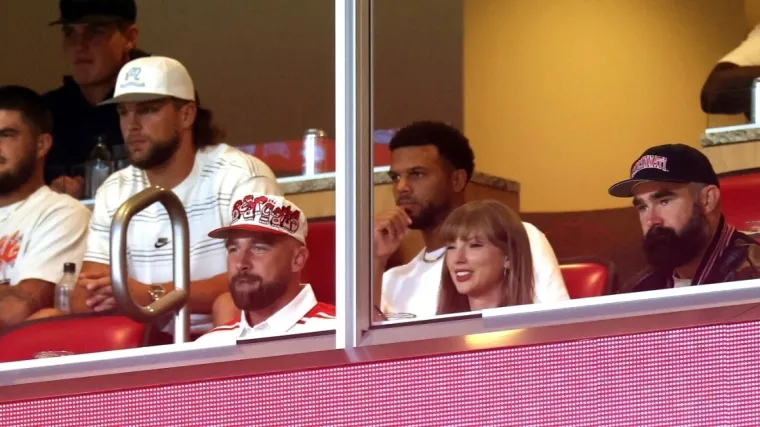 Taylor Swift i Travis Kelce prvi put viđeni zajedno u javnosti nakon zaruka