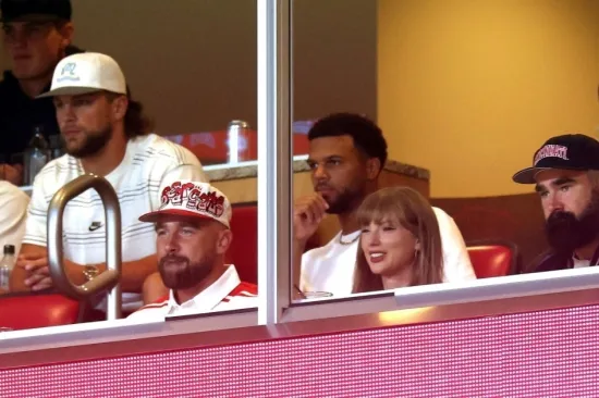 Taylor Swift i Travis Kelce prvi put viđeni zajedno u javnosti nakon zaruka