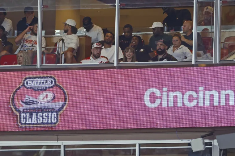 Taylor Swift i Travis Kelce prvi put viđeni zajedno u javnosti nakon zaruka