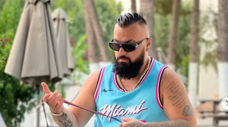 Poznati reper na zajednički odmor poveo dvije djevojke s kojima je u vezi: Želi uštedjeti, fanovi šokirani