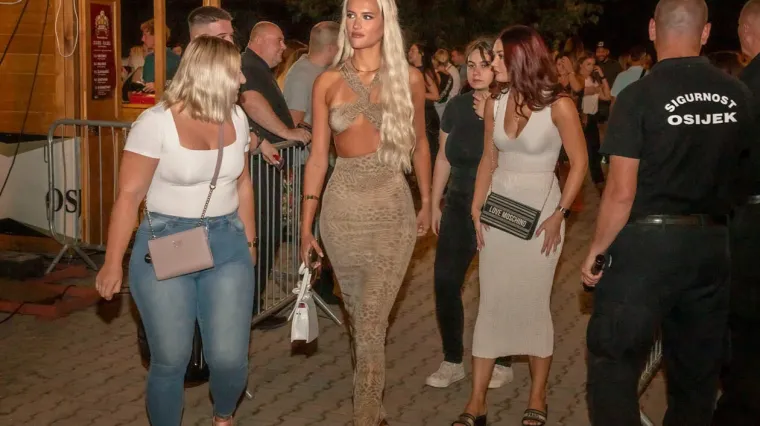 Zbog nje nitko nije ni primijetio pivo: Plavuša u uskoj haljini zaludjela posjetitelje festivala