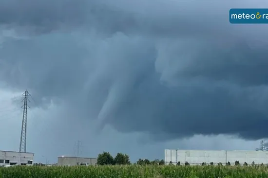 Susjede poharao razorni tornado: Čupao krovove i stabla, ulice se pretvorile u blatne potoke