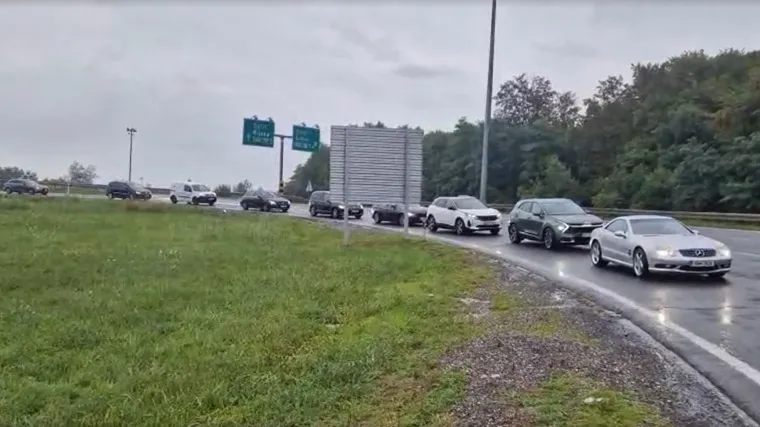 Kiša, gužva, nervoza: Već kod Bosiljeva su se isključivali s autoceste, pogledajte video