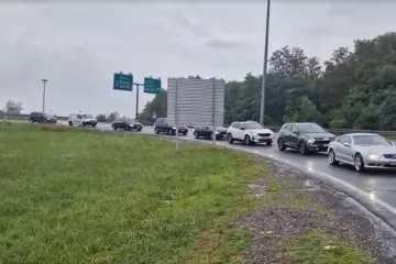 Kiša, gužva, nervoza: Već kod Bosiljeva su se isključivali s autoceste, pogledajte video