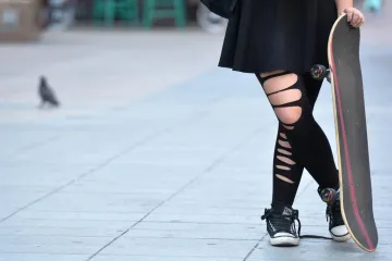 Generacija Z smatra kako su tajice 'cringe'? Vole samo široke hlače