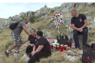 Ormarići kornatskih heroja su zapečaćeni. Na svakom je crna traka i svijeća: '18 godina prošlo u sekundi'