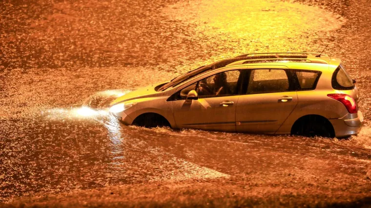 Zagreb pod vodom: Auti 'plivaju', vozači zapeli u podvožnjaku. Vatrogasci u borbi s bujicom