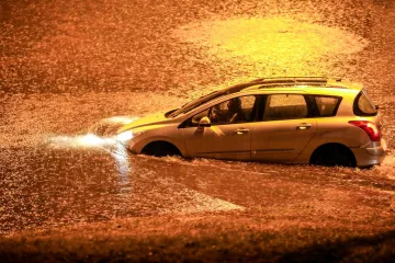 Zagreb pod vodom: Auti 'plivaju', vozači zapeli u podvožnjaku. Vatrogasci u borbi s bujicom