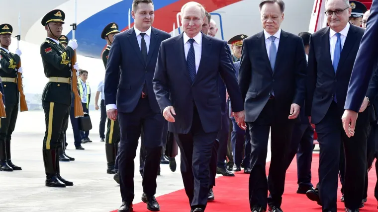 Putin na crvenom tepihu u Kini: Xi mu pruža podršku dok Zapad jača sankcije Rusiji