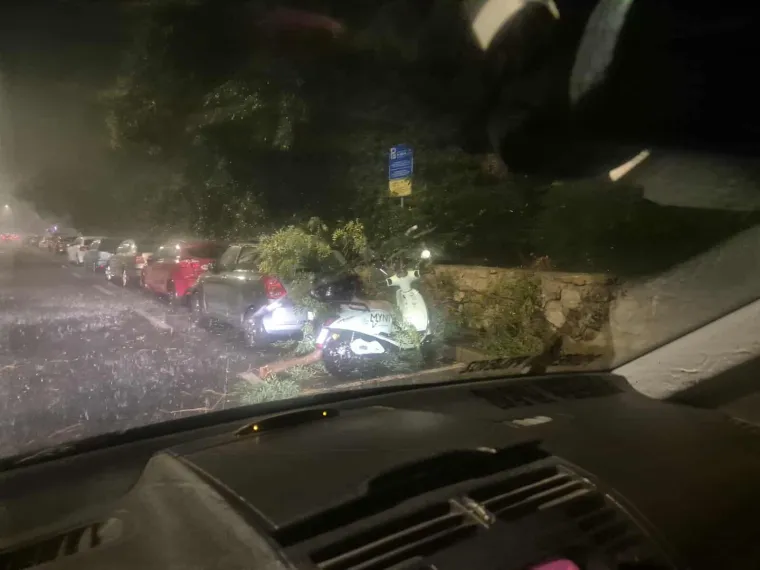 Na Pelješcu grom doslovno probio cestu: Mještani strahuju od novih odrona