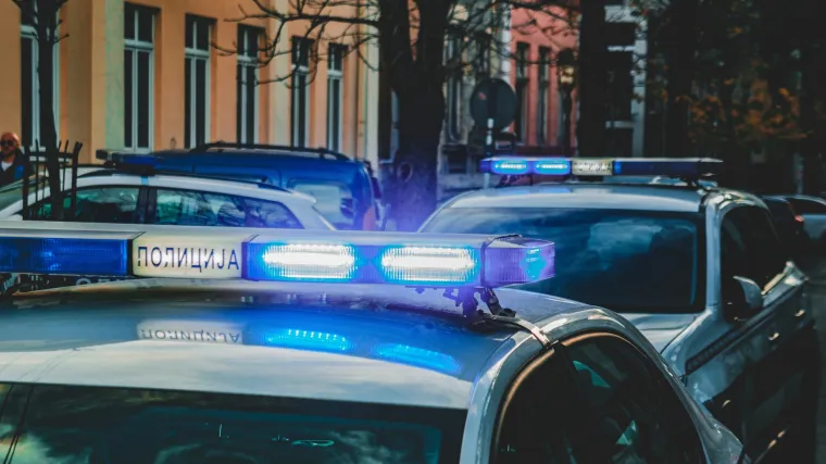 Velika potraga za napadačima: Mladića (23) nasmrt izboli pred kladionicom, drugom se bore za život