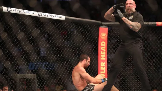 Drama u Manchesteru: Bivšem UFC prvaku morali davati kisik nakon nokauta