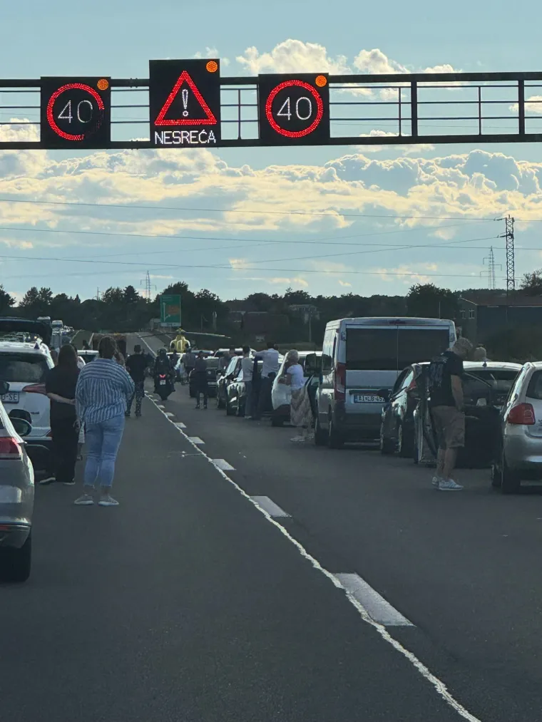 Užas na A4: Hitnim koridorom projurili vatrogasci, dignut i helikopter Hitne