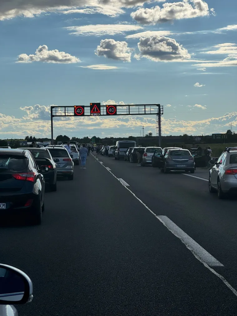 Užas na A4: Hitnim koridorom projurili vatrogasci, dignut i helikopter Hitne