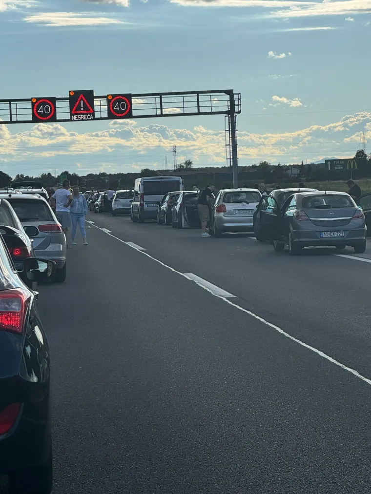 Užas na A4: Hitnim koridorom projurili vatrogasci, dignut i helikopter Hitne