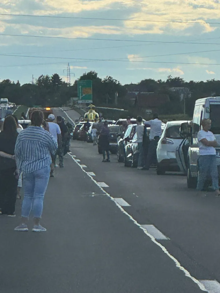 Užas na A4: Hitnim koridorom projurili vatrogasci, dignut i helikopter Hitne
