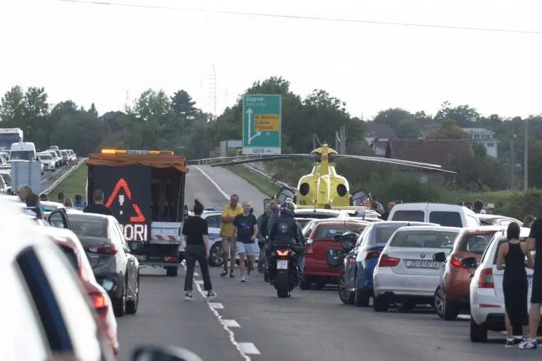 Užas na A4: Hitnim koridorom projurili vatrogasci, dignut i helikopter Hitne