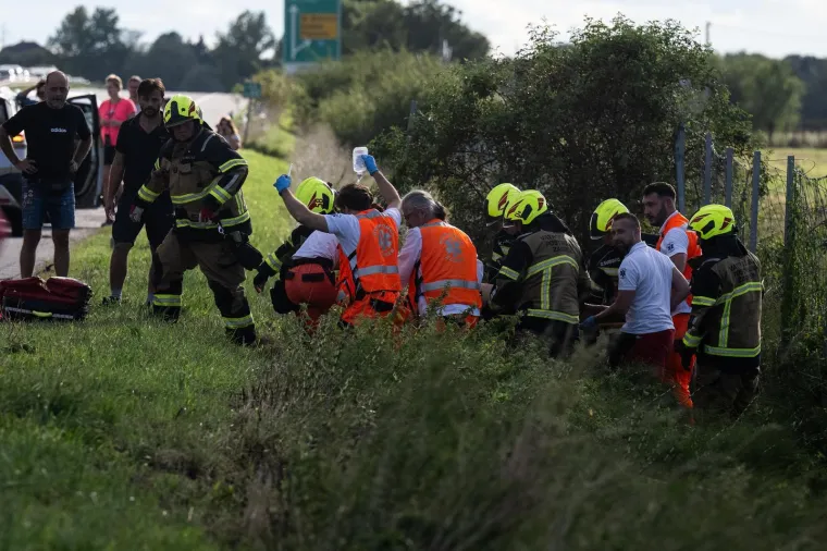 Užas na A4: Hitnim koridorom projurili vatrogasci, dignut i helikopter Hitne
