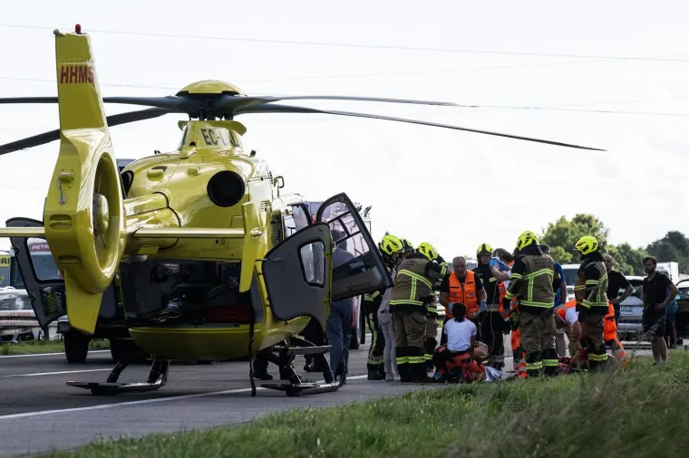 Užas na A4: Hitnim koridorom projurili vatrogasci, dignut i helikopter Hitne
