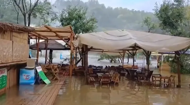 Što ako cesta poplavi? Stručnjak upozorava što nikako ne smijete raditi: 'Mi to zovemo hidra-udarom'