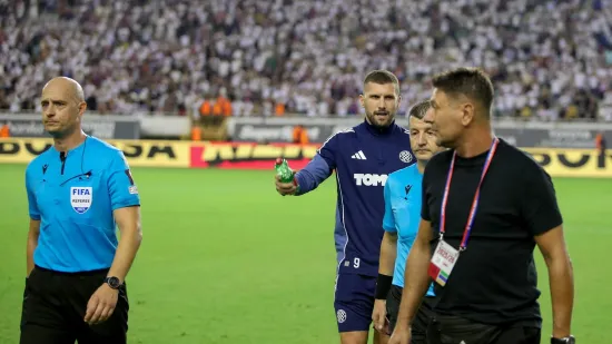 Pogledajte kaos nakon derbija: Naguravanje, uvrede i bijesni trener, a onda se s tribina spustio on