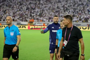 Pogledajte kaos nakon derbija: Naguravanje, uvrede i bijesni trener, a onda se s tribina spustio on