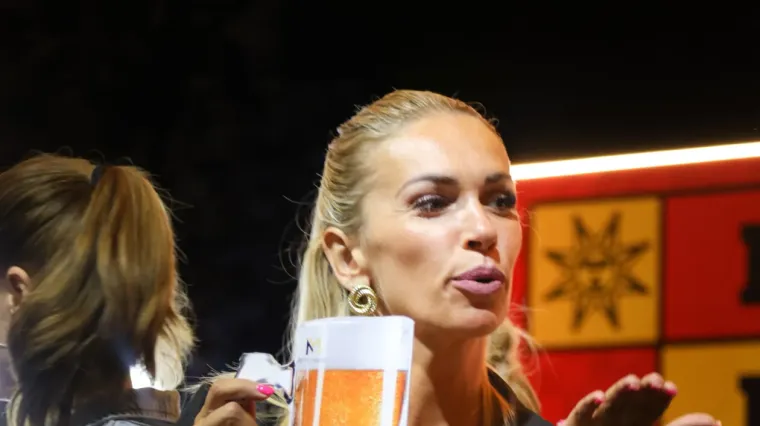 Mnogi su došli zbog koncerta, ali ona je ukrala show: Atraktivna plavuša podignula sve na noge