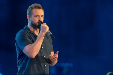 To je on? Matija Cvek iznenadio fanove fotografijom iz djetinjstva