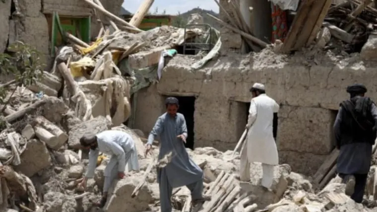 Pogledajte očajne mještane kako rukama kopaju po ruševinama u potrazi za preživjelima