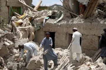 Pogledajte očajne mještane kako rukama kopaju po ruševinama u potrazi za preživjelima