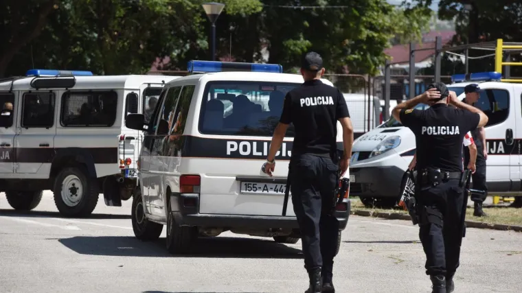 Maloljetnik izboden ispred osnovne škole u Tuzli: Završio na hitnoj operaciji