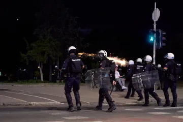 Noć straha u Novom Sadu: Policija bacala šok bombe na studente i građane