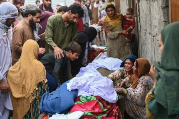 Tuga i jad: Preživjeli pokapaju mrtve, a strahuje se da je masa ljudi ostala zatrpana