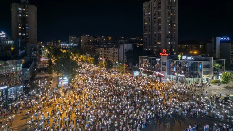Noćni sukob u Novom Sadu: Policija tvrdi da su prosvjednici bili nasilni, snimke opovrgavaju