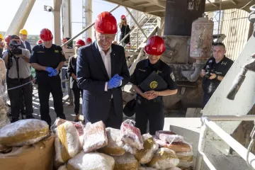 Božinović presretan pozirao kraj tone kokaina, heroina i trave prije nego što je nestala u plamenu