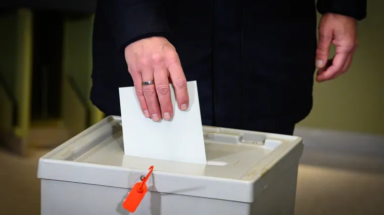 Umrlo šestero političara iz iste stranke, javile se brojne teorije. Neki sumnjaju na najgore