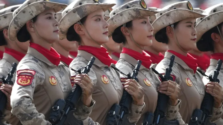 Xi odaslao moćnu poruku: Nuklearni arsenal, robotski psi, podvodni dronovi i lijepe vojnikinje