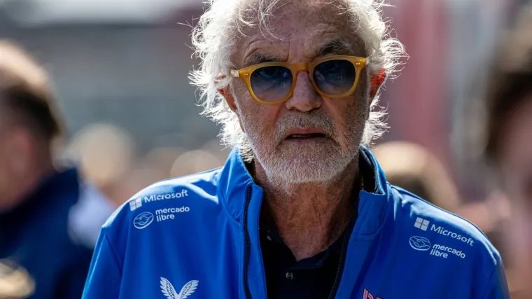 Kontroverzni bogataš (75) snimljen kako flertuje s dvije puno mlađe žene u bikiniju