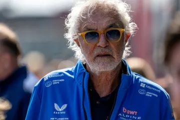 Kontroverzni bogataš (75) snimljen kako flertuje s dvije puno mlađe žene u bikiniju