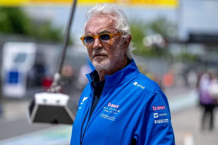 Kontroverzni bogataš (75) snimljen kako flertuje s dvije puno mlađe žene u bikiniju