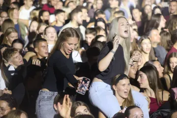 Atraktivne cure plijenile pažnju na Plavom orkestru: Pogledajte tko je sve bio u prvom redu