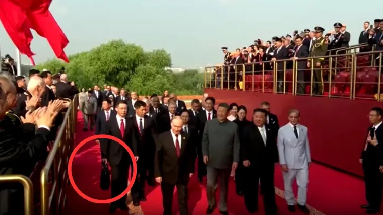 Misteriozni kovčezi na paradi uz Putina: U jednom je njegov izmet, a u drugom - gumb smrti