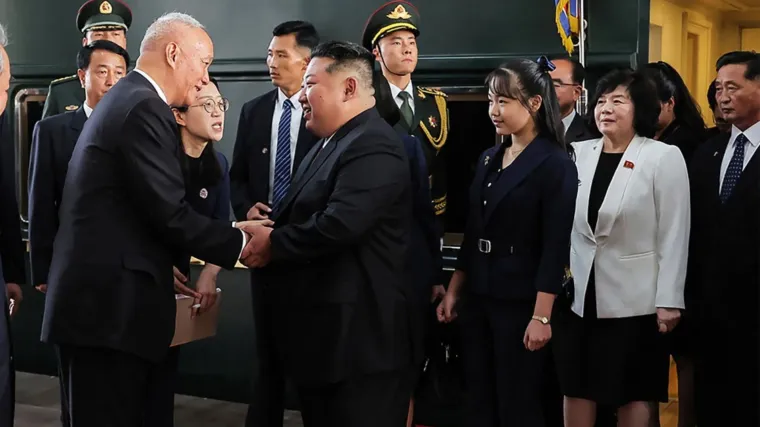 Kim Jong Un na paradu stigao u ljupkom društvu: Je li ovo nova kraljica Sjeverne Koreje?