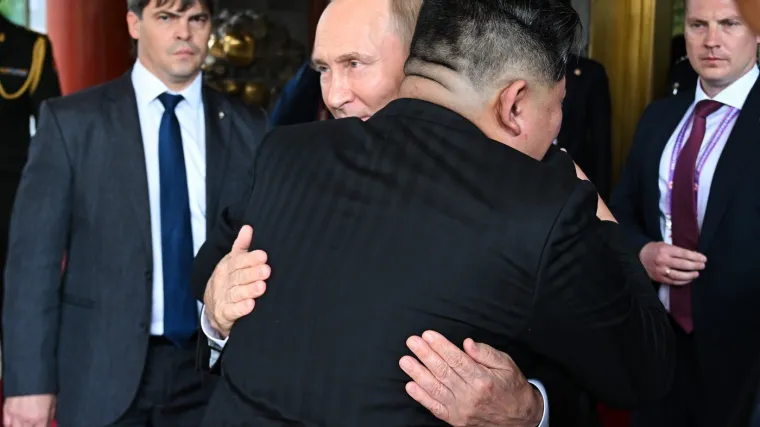 Filmski oproštaj u Pekingu! Putin i Kim u zagrljaju: 'Dođi u Rusiju'