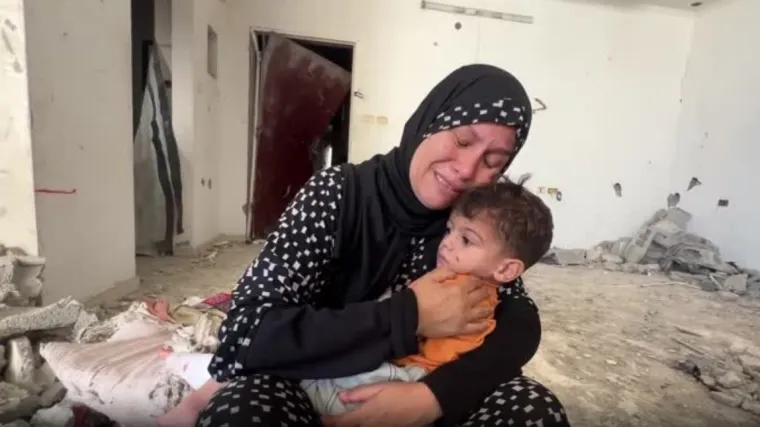 U suzama drži unuka kojeg su izvukli ispod ruševina: 'Ovi zidovi bili su na njemu, ne znam kako...'